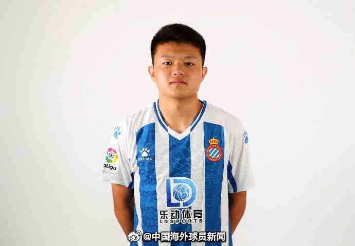 美女露出尿口让男人捅