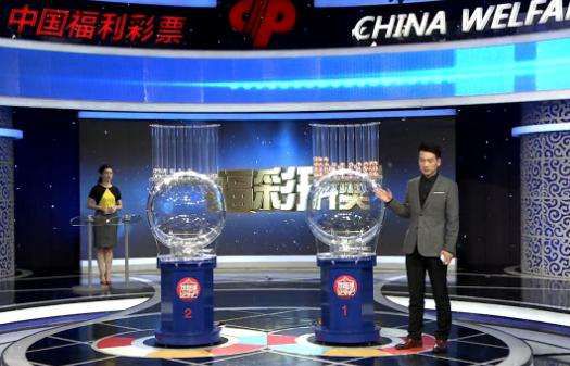 他扒下我的内裤就进去了视频