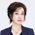 女生蹭桌角
